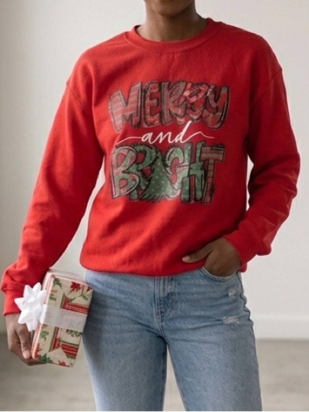 Gildan Red 'Merry and Bright' Graphic Crewneck Sweatshirt